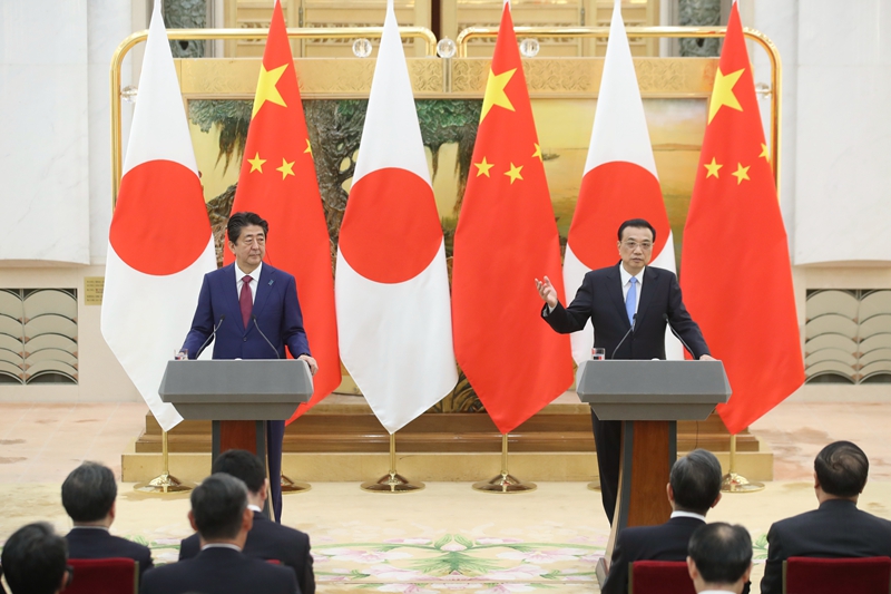 李克强与日本首相安倍晋三共同会见记者