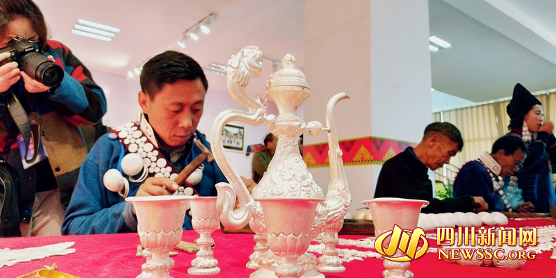 【脱贫攻坚在凉山】互联网＋非遗 布拖63岁银饰非遗传承人开起了网店