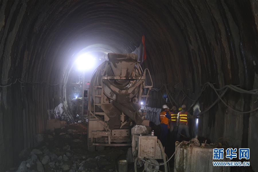 中老铁路贯通首个超千米隧道