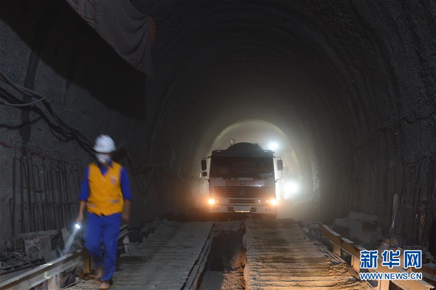 中老铁路贯通首个超千米隧道