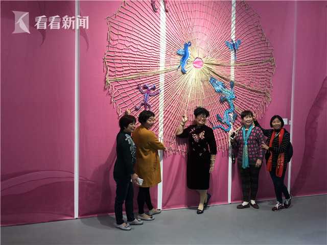 上海大妈用钩针演绎名画 中国非遗与进博会结缘