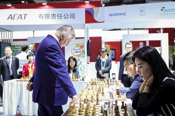 【进博视图】国际象棋特级大师卡尔波夫1对8轮战中国选手