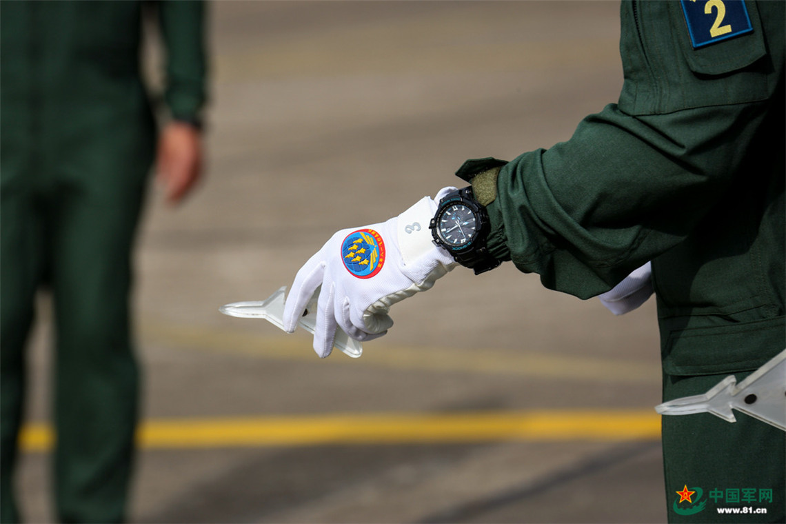 心系国旗 八一飞行表演队献礼空军成立69周年