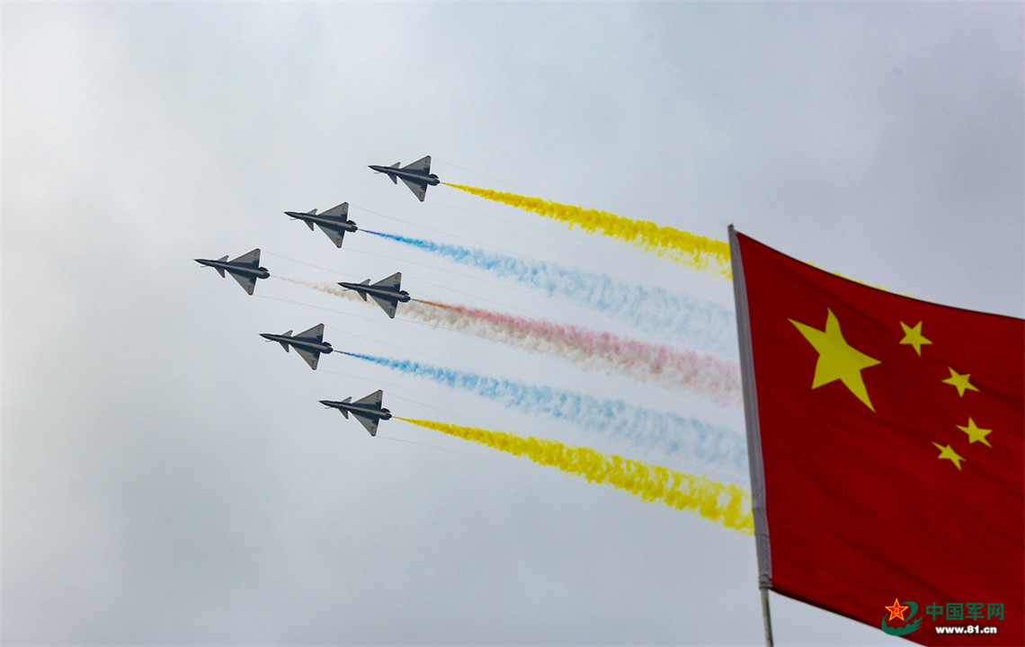 心系国旗 八一飞行表演队献礼空军成立69周年