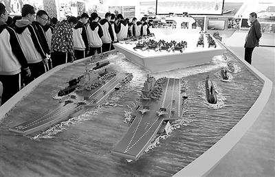 观众在参观上海陆家嘴的沙盘模型。新华社记者 陈晔华摄