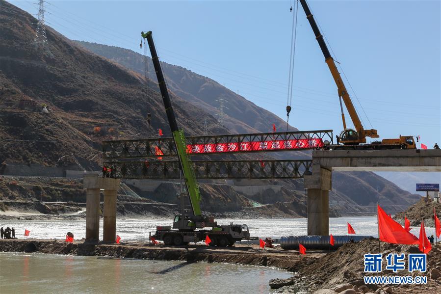 318国道竹巴龙金沙江大桥抢通取得突破性进展