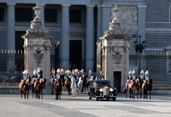习近平出席西班牙国王费利佩六世举行的盛大欢迎仪式