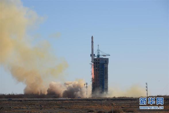 我国成功发射沙特-5A/5B卫星 搭载发射10颗小卫星