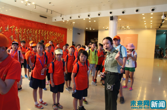 党的好帮手 祖国的未来：少年儿童高举红旗跟党走