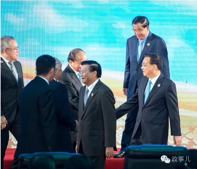 李克强东亚峰会上的“微笑外交”