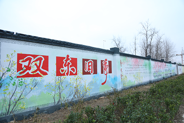 【网络媒体走转改】“牛皮癣”变“文明墙” 手绘画扮靓新农村