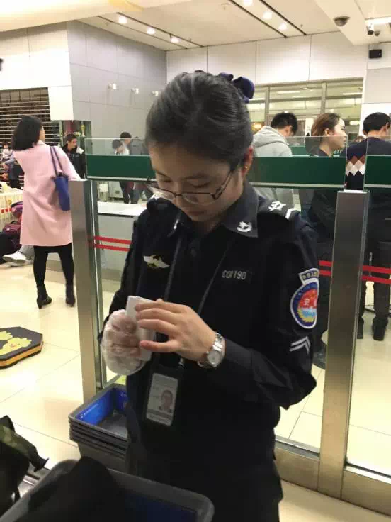 【网络媒体走转改】零点后的重庆机场安检人