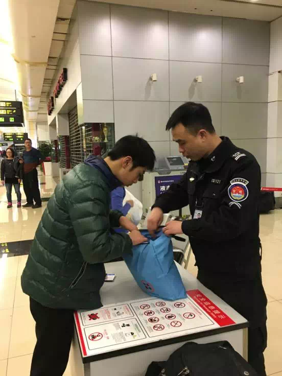 【网络媒体走转改】零点后的重庆机场安检人