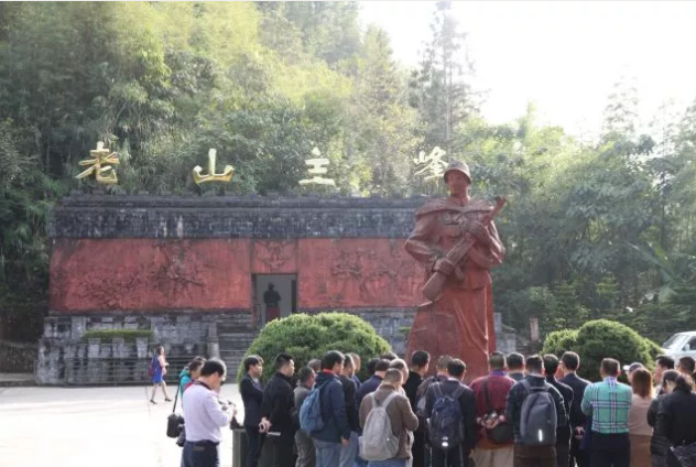 共同谱写报业纸业发展新篇章 ——2017中国报业物资供应年会代表赴老山发表《老山宣言》