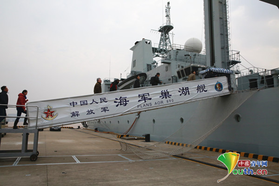 走进东海舰队：与深蓝梦想的一次相遇——记“网络名人进军营·舷边共话新时代”主题活动