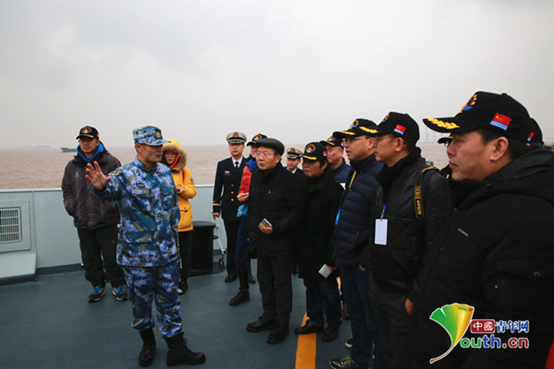 走进东海舰队：与深蓝梦想的一次相遇——记“网络名人进军营·舷边共话新时代”主题活动