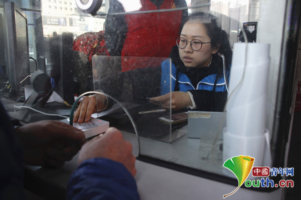 穿越拥挤的人潮 温暖与你同在——记国家铁路局志愿服务队