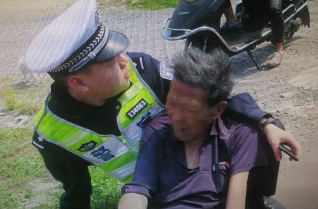 【暖新闻】江苏启东90后交警跪下为倒地老人“垫背”：“就是想老人舒服一点”