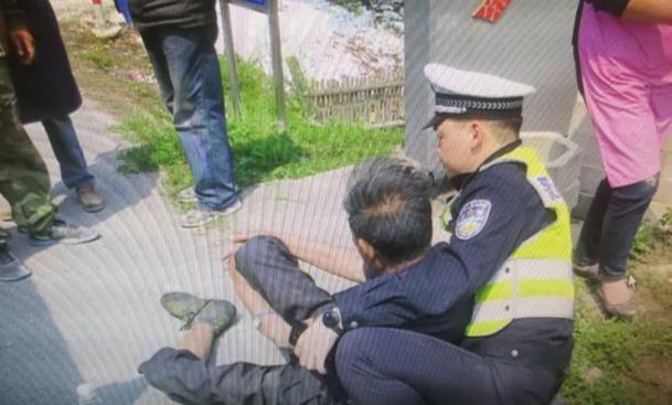 【暖新闻】江苏启东90后交警跪下为倒地老人“垫背”：“就是想老人舒服一点”