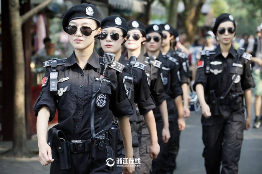高温下的G20女子巡逻队：一天换三套制服
