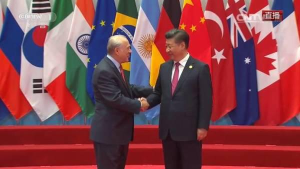 G20杭州峰会36位领导人大合影，为什么站在最中间是这3位？
