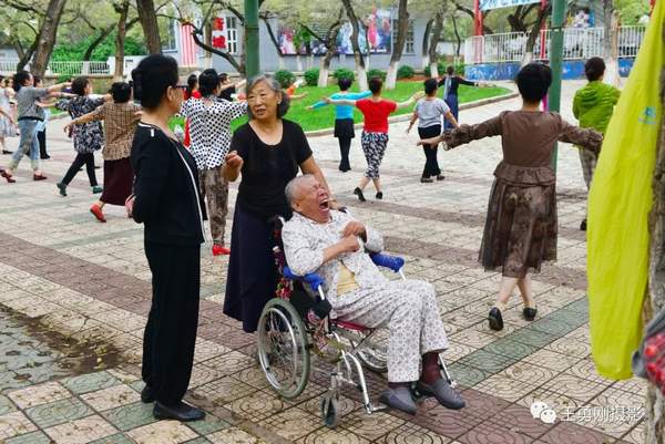 公园里，一对老人每天都跳“贴面舞”！真相看哭所有人