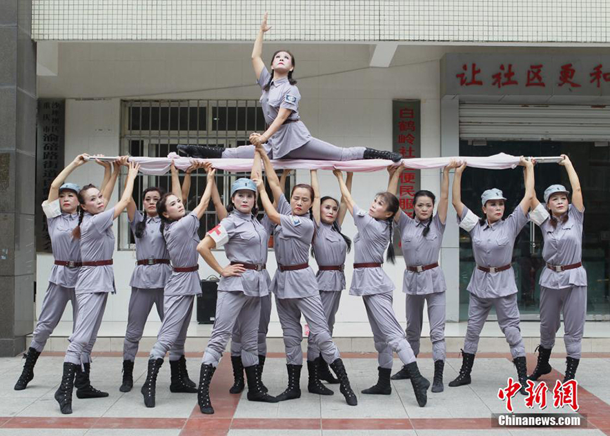 重庆大妈自编抗战舞 轻松一字马