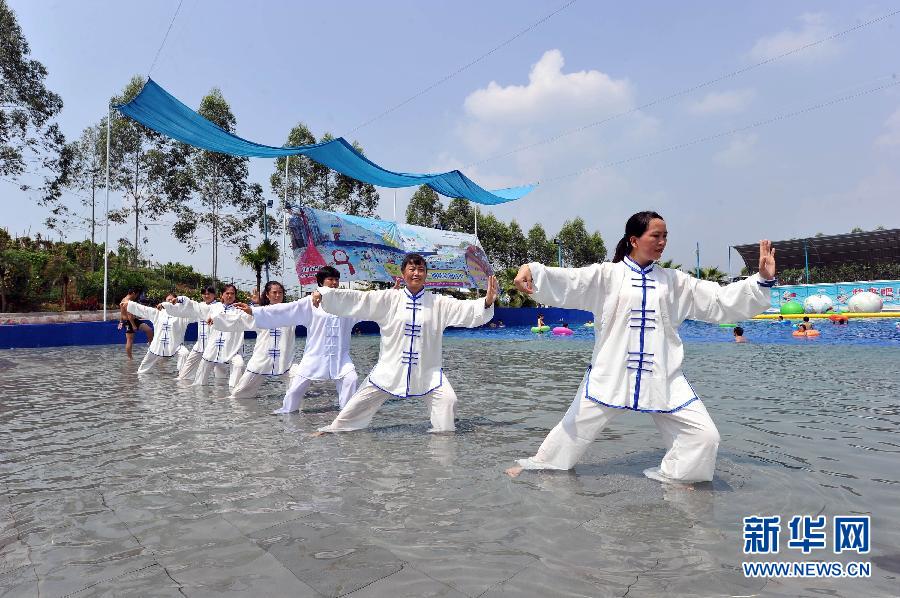 飘逸灵动 重庆市民演绎“水上太极拳”