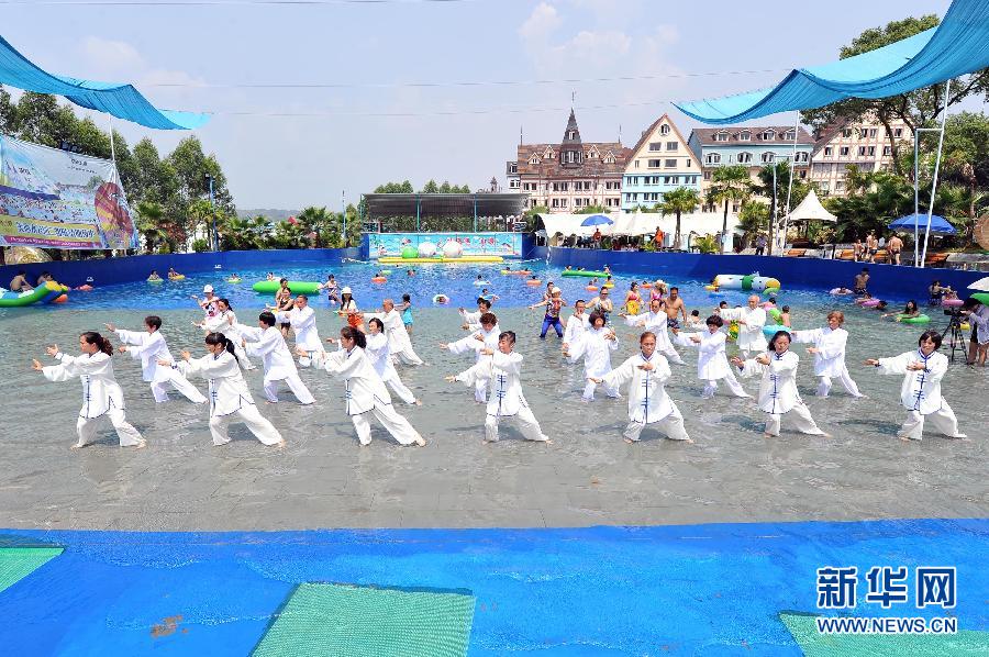 飘逸灵动 重庆市民演绎“水上太极拳”