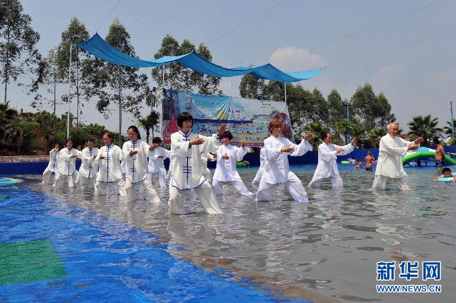 飘逸灵动 重庆市民演绎“水上太极拳”
