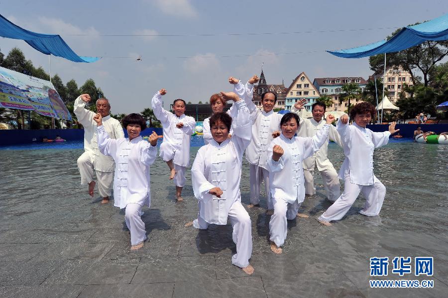 飘逸灵动 重庆市民演绎“水上太极拳”