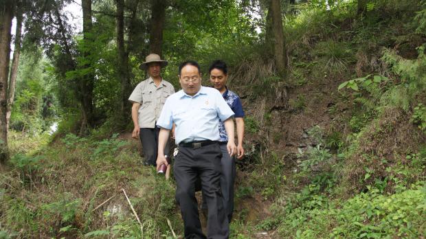 【网络媒体走转改】平凡中见不凡：一名“赤脚法官”的坚守
