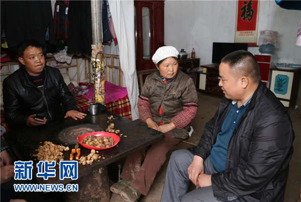 【网络媒体走转改】彝族干部驻村三年 不断穷根心不甘