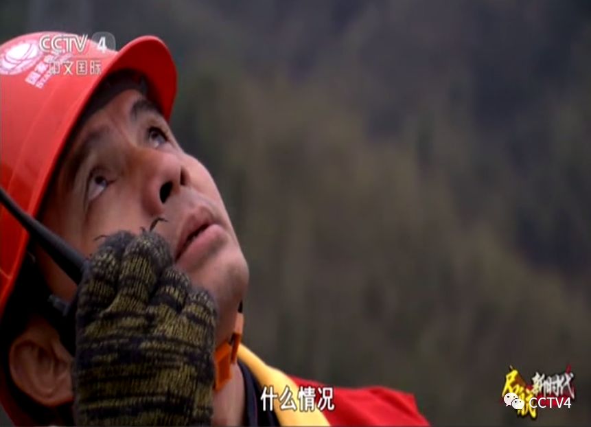 爬山、登塔、走钢丝，围不雅电网高空看管者的特殊妙技！