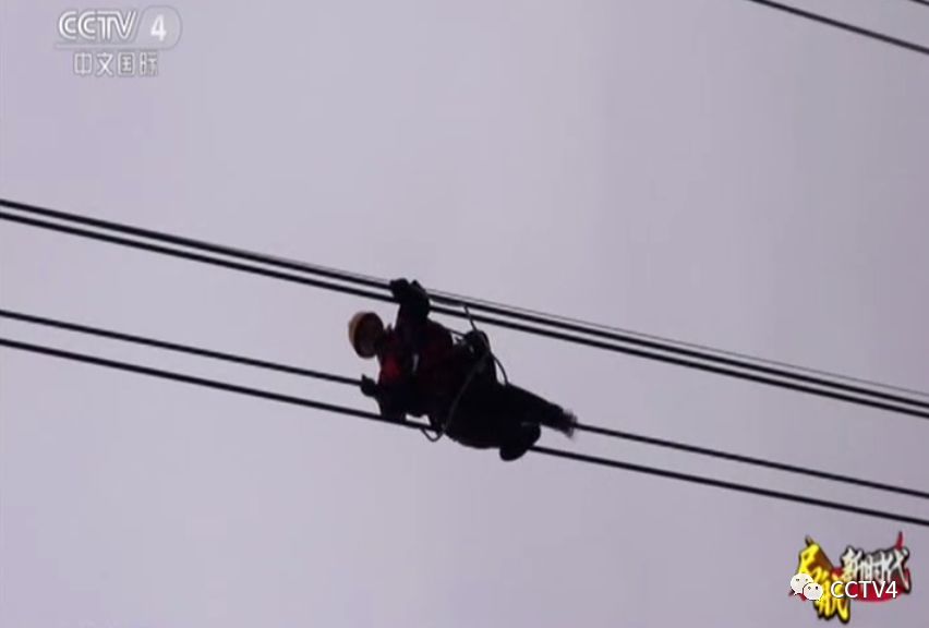 爬山、登塔、走钢丝，围不雅电网高空看管者的特殊妙技！
