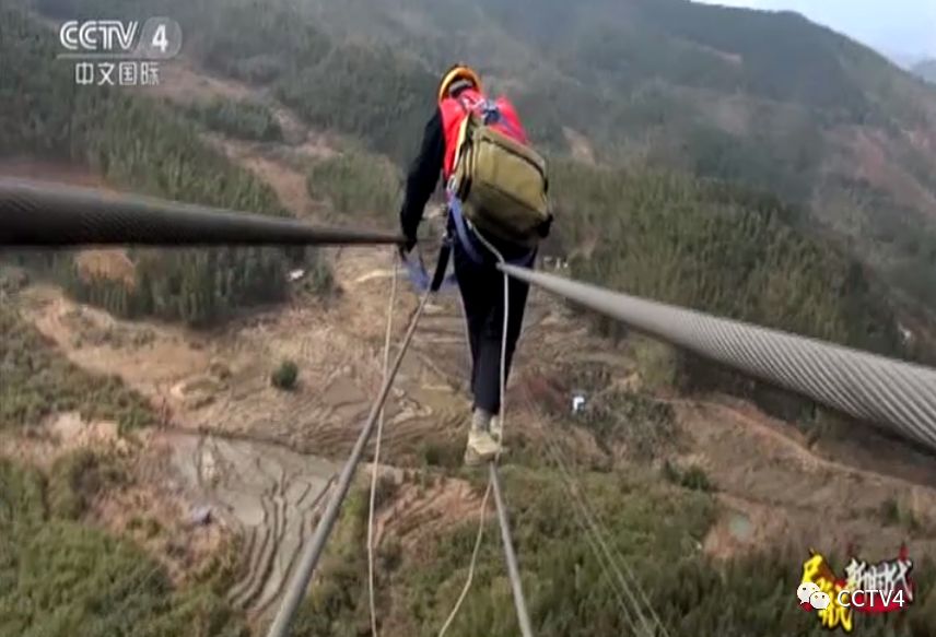 爬山、登塔、走钢丝，围不雅电网高空看管者的特殊妙技！