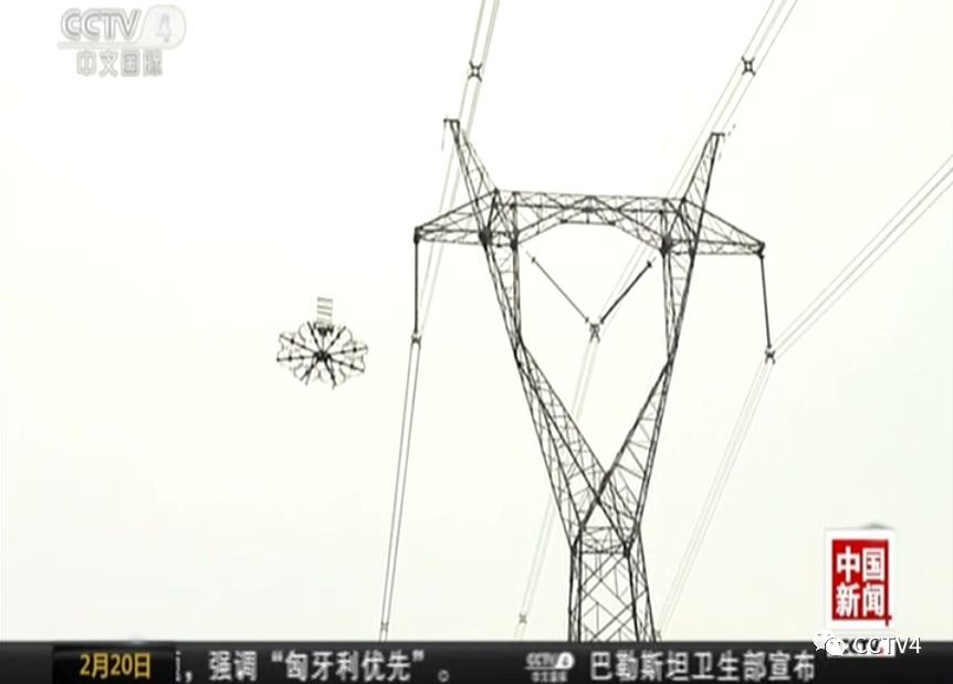 爬山、登塔、走钢丝，围不雅电网高空看管者的特殊妙技！