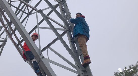 爬山、登塔、走钢丝，围不雅电网高空看管者的特殊妙技！