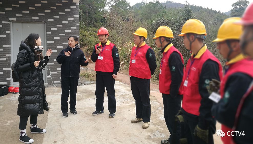 爬山、登塔、走钢丝，围不雅电网高空看管者的特殊妙技！