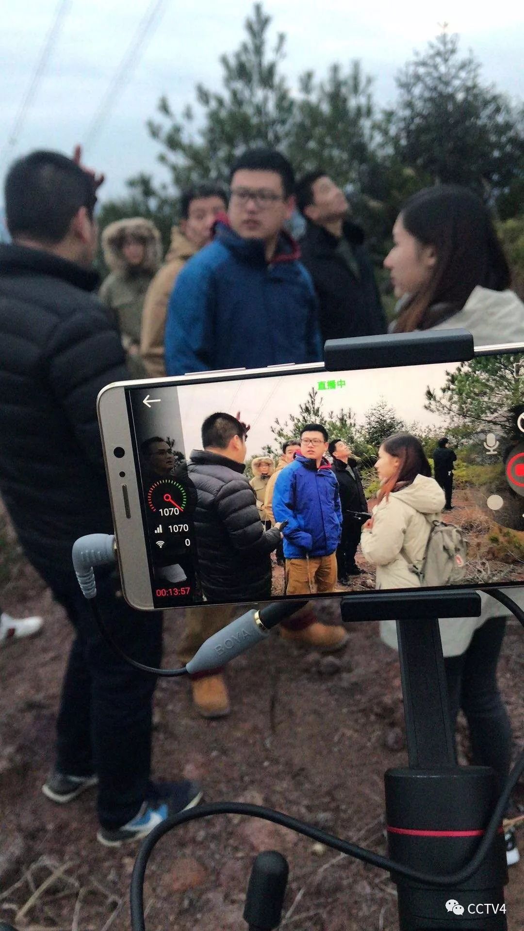 爬山、登塔、走钢丝，围不雅电网高空看管者的特殊妙技！