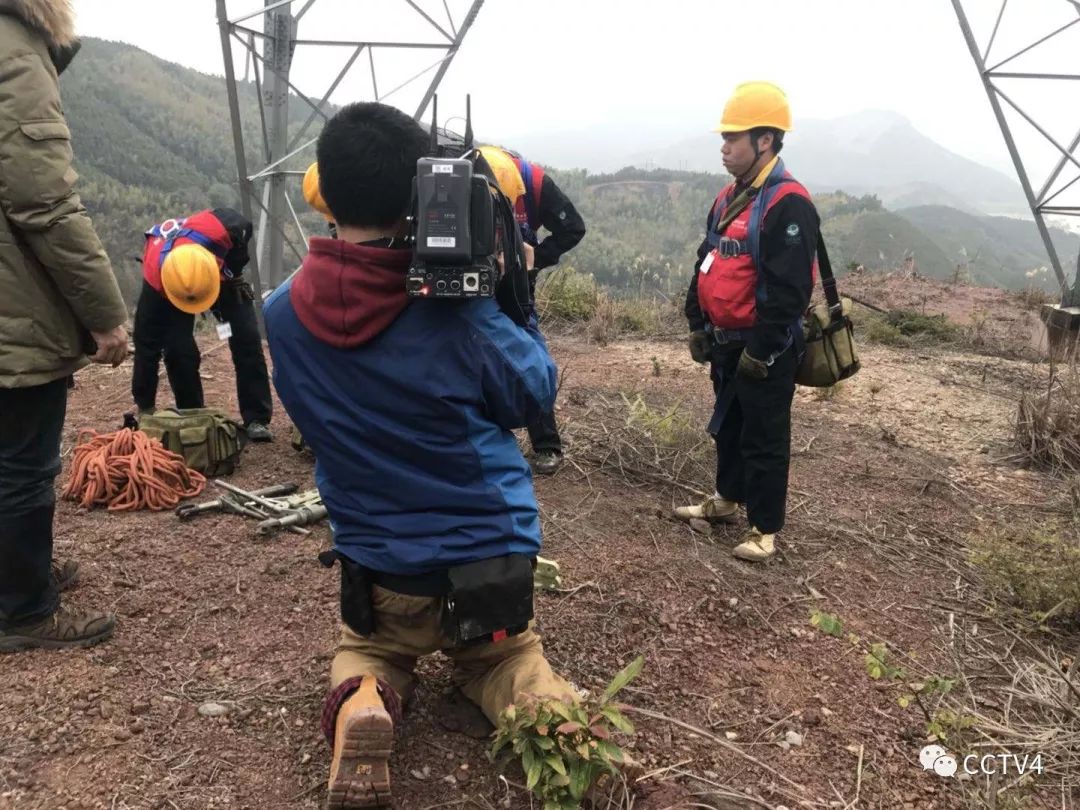 爬山、登塔、走钢丝，围不雅电网高空看管者的特殊妙技！