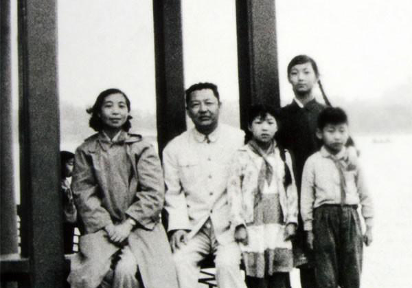 习仲勋父子的家庭相簿