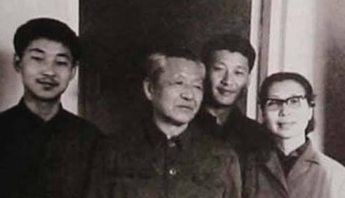 习仲勋父子的家庭相簿