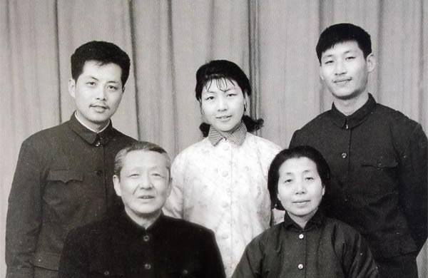 习仲勋父子的家庭相簿
