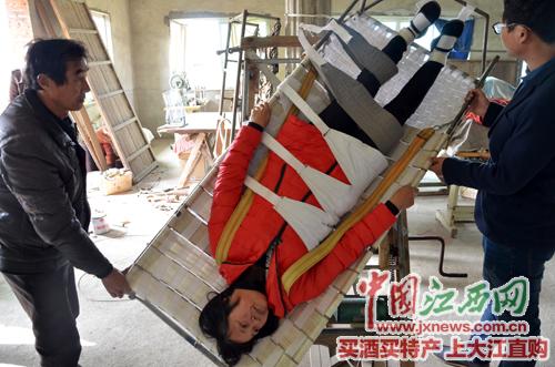 单肾又遭“结石堰塞湖” 江西农民为救妻造“排石床”获专利