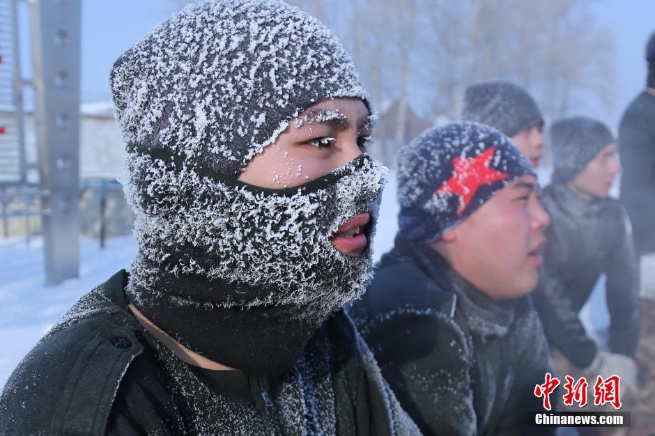 零下20度！解放军战士冻成“白眉大侠”