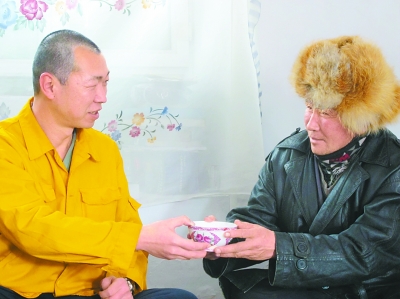 一个叫“都拉特·别克”的汉族铁路人——乌鲁木齐铁路局职工薛华赢得少数民族群众尊重的故事