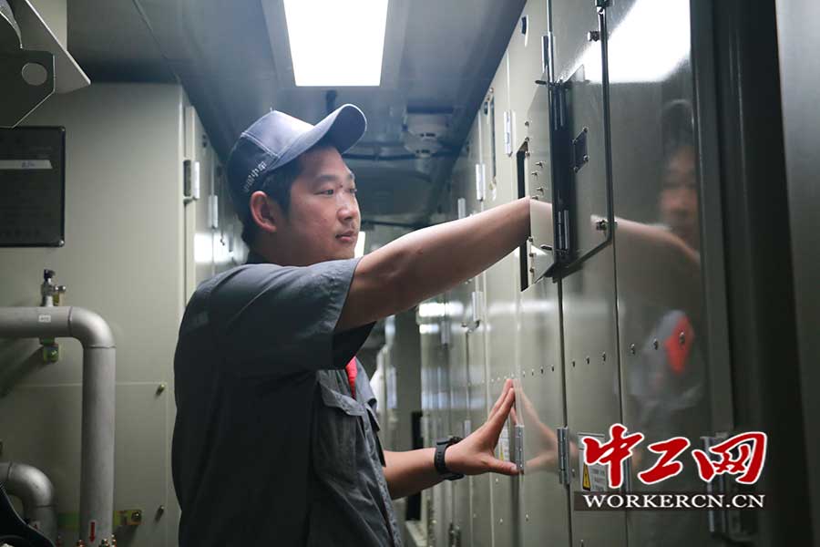 【大国工匠】张如意：与中国机车一起走向世界的80后“机车神医”