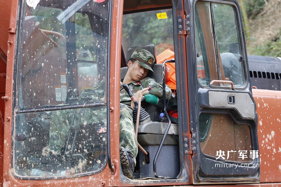 遂昌山体滑坡第五天 武警水电二总队争分夺秒搜救