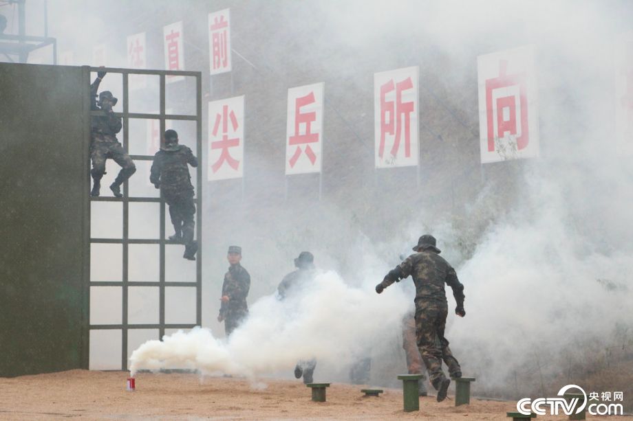 【党的十九大精神进军营】导弹精兵的“另一面”：特战训练一招制敌